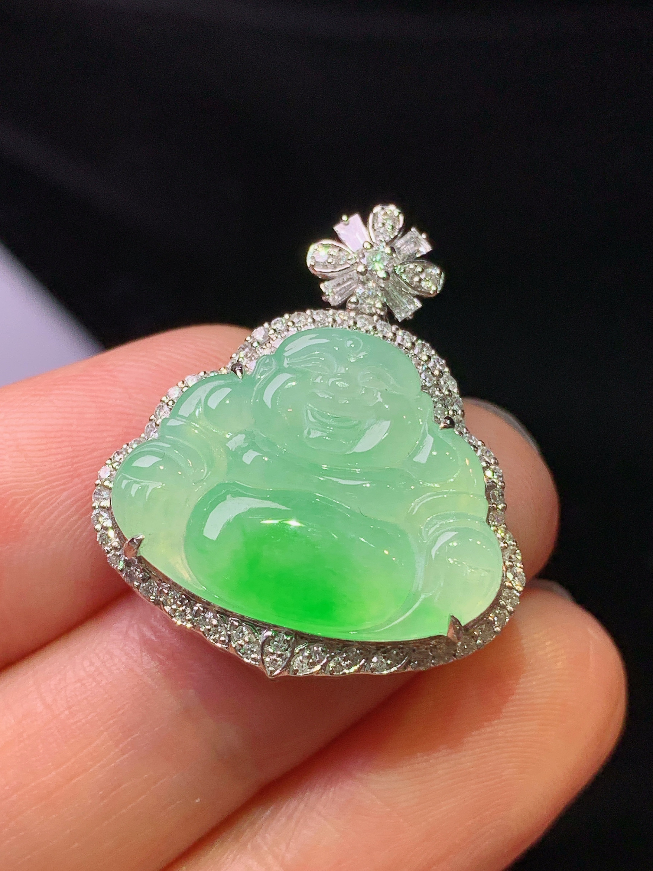 18k金钻镶嵌翠绿佛公吊坠 玉质细腻 色泽艳丽清新 水润亮眼 整体尺寸27*23*7.8x4