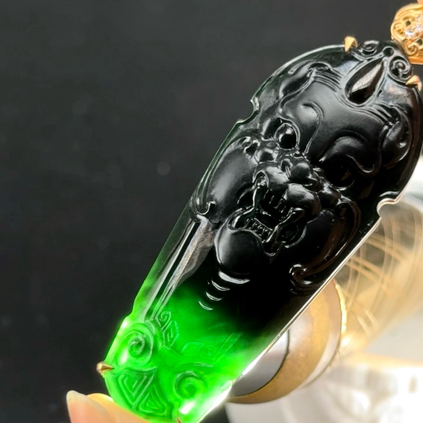 精品18k墨翠仿古瑞兽牌 种好色正 黑度极好 打灯通透 油性十足 尺寸62.3