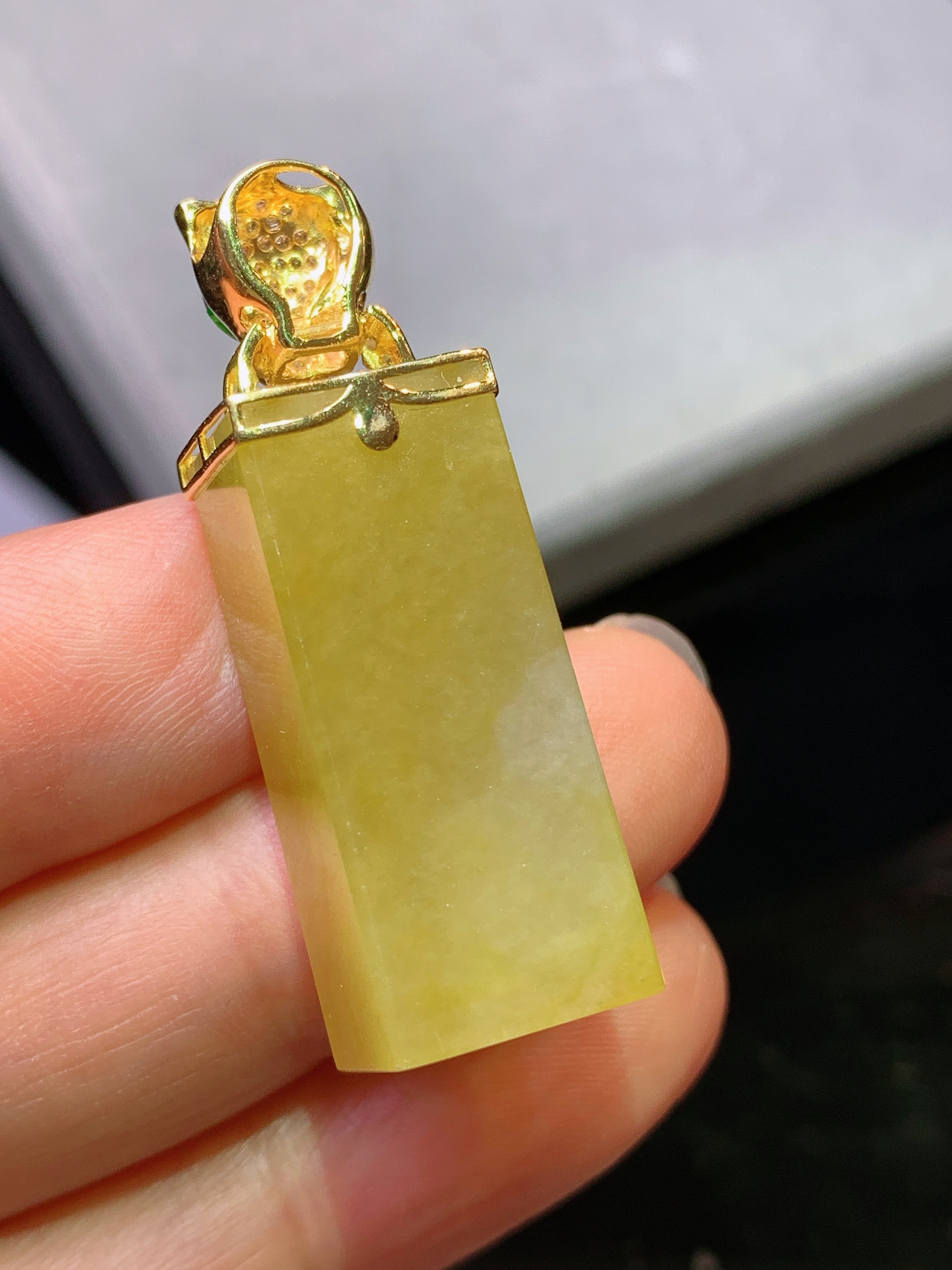 18k金钻镶嵌黄翡无事牌吊坠 玉质细腻 色泽艳丽清新 水润亮眼 整体尺寸38.2*11.8*10.2b1