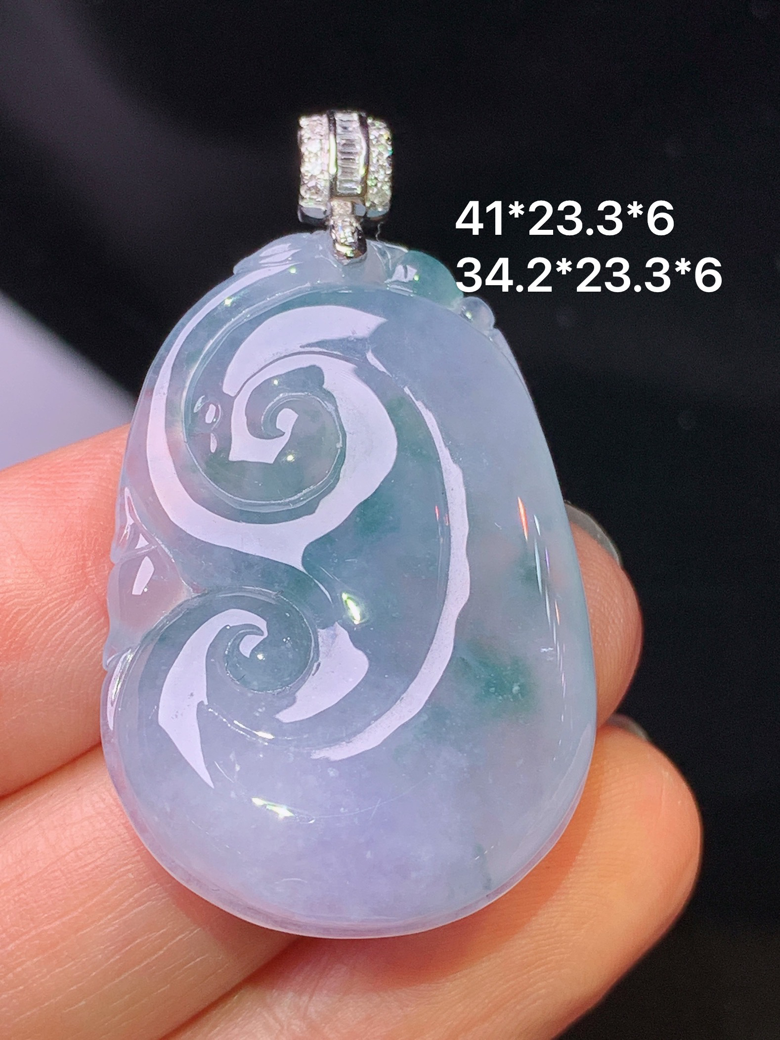 18k金钻镶嵌飘绿如意吊坠 玉质细腻 色泽艳丽清新 水润亮眼 整体尺寸41*23.3*6b1