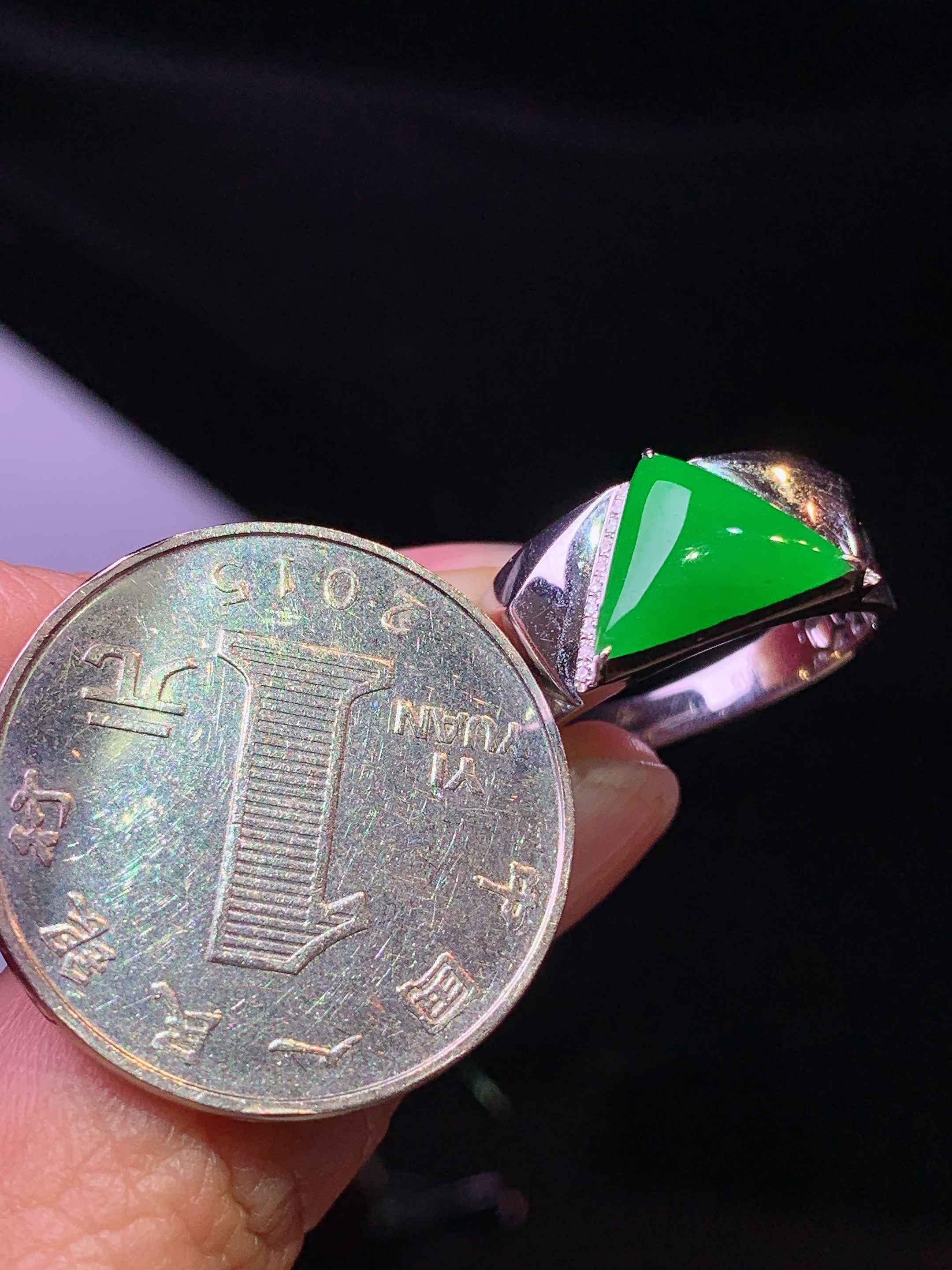 18k金钻镶嵌满绿三角形戒指 玉质细腻 色泽艳丽清新 水润亮眼 圈口13 裸石尺寸8.5*10.8*2.5