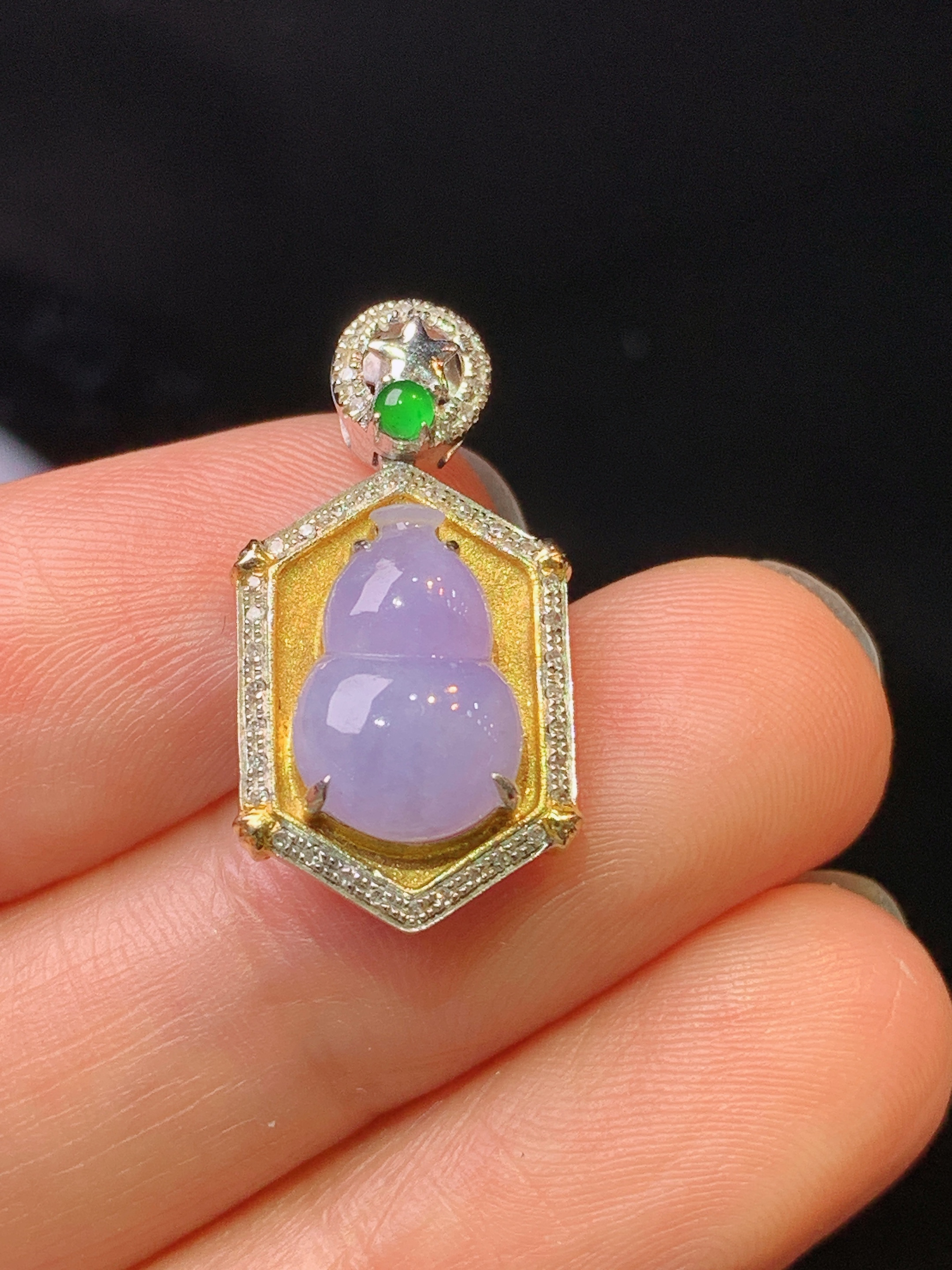 18k金钻镶嵌紫罗兰葫芦吊坠 玉质细腻 色泽艳丽清新 水润亮眼 整体尺寸22.7*11.8*6.5y