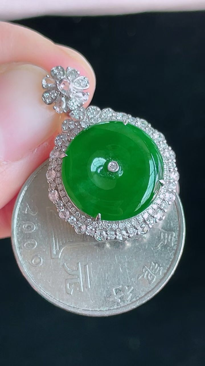【翡翠名称】18K金豪华镶钻冰辣绿平安扣吊坠
【翡翠尺寸】含金26/17.8/10.2mm
【翡翠描述】宝贝种老水足，玉质细腻，色泽靓丽，性价比高，佩戴效果好！
【其它赠送】权威证书/精美挂绳盒子/支持全国复检