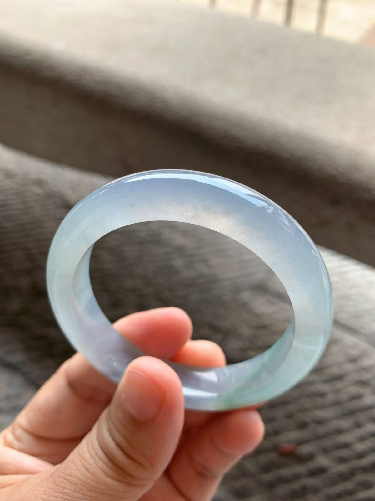 冰紫底飘花正圈手镯尺寸52.8*12*8.5 老坑种水，冰莹透亮，水润光泽，起光起胶，紫色柔和，一抹花色点缀，不张扬却有层次，上手低调显贵！