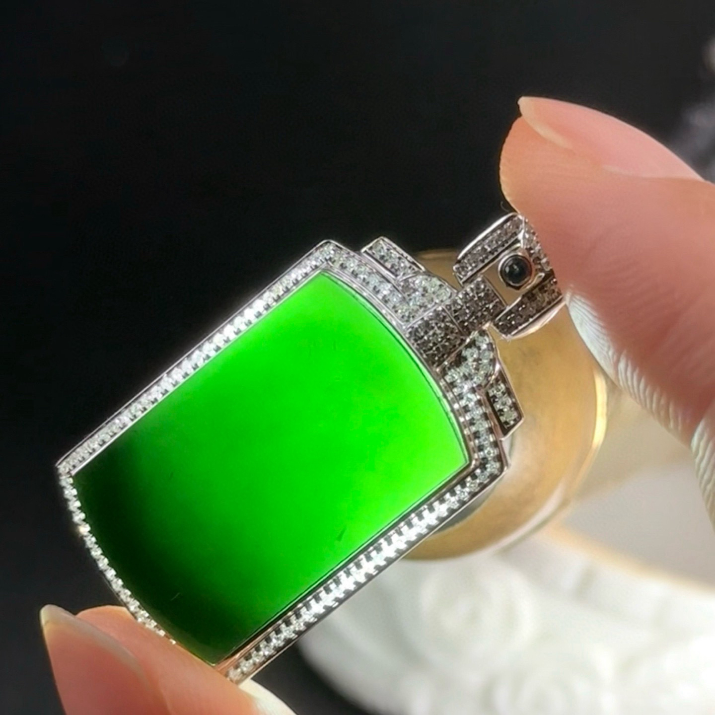 精品18k墨翠马鞍吊坠 种好色正 黑度极好 打灯通透 油性十足 尺寸35.4