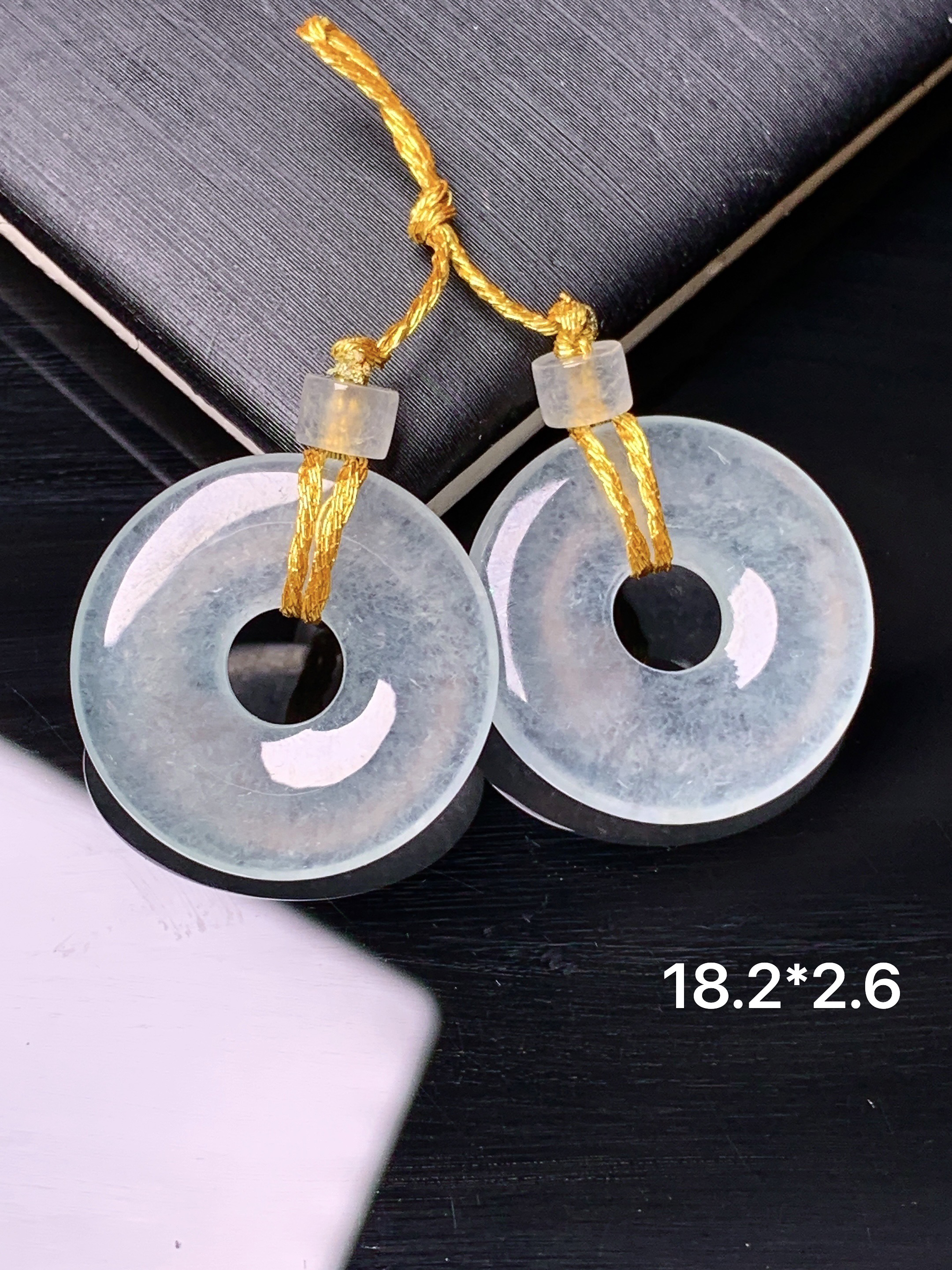 冰种平安环一对 玉质细腻 色泽艳丽清新 水润亮眼 整体尺寸18.2*2.6*j2