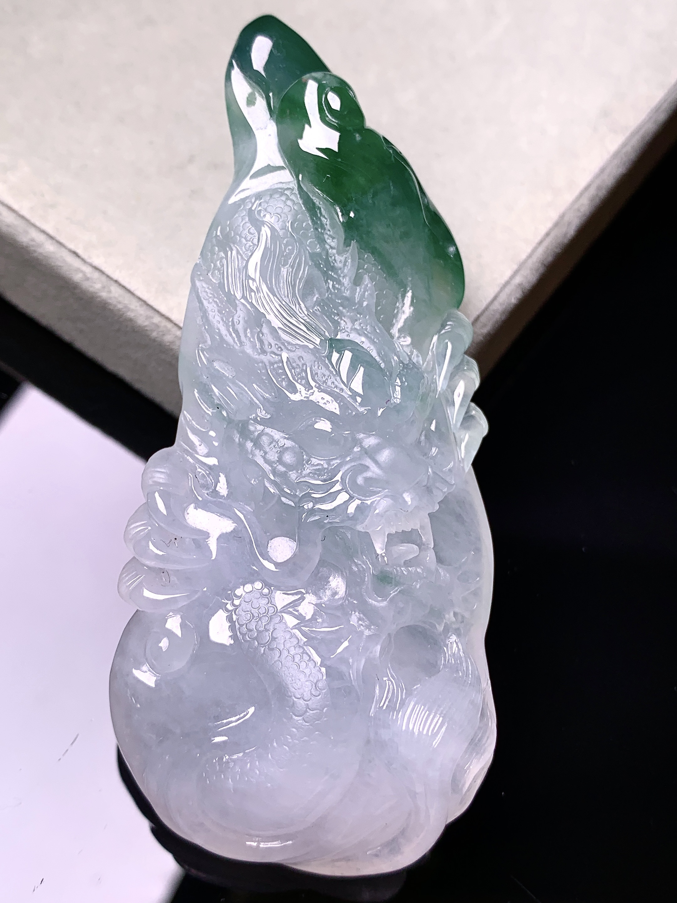 飘绿龙牌吊坠 玉质细腻 色泽艳丽清新 水润亮眼 整体尺寸75.6*32.6*13.8c1