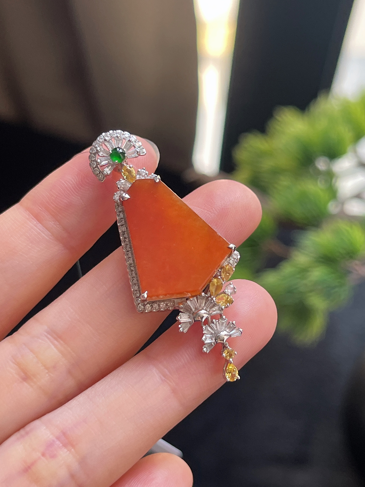 翡翠冰糯种红色无事牌挂件，印记：G18K,伴钻石（无色）