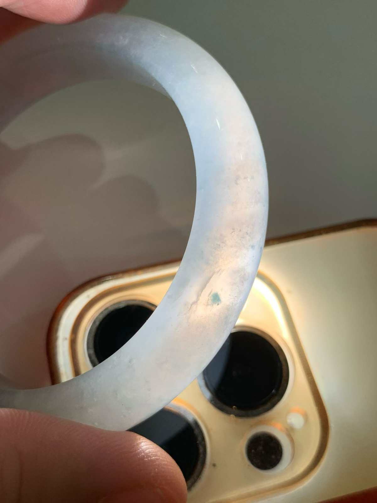 冰紫底飘花正圈手镯尺寸52.8*12*8.5 老坑种水，冰莹透亮，水润光泽，起光起胶，紫色柔和，一抹花色点缀，不张扬却有层次，上手低调显贵！