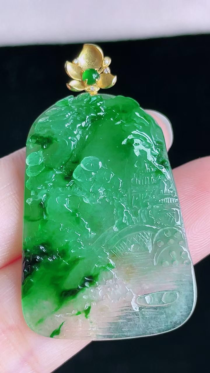 【翡翠名称】18K镶冰辣阳绿山水吊坠
【翡翠尺寸】裸石35/24.3/6.2mm
【翡翠描述】宝贝种老水足，玉质细腻，色泽靓丽，性价比高，佩戴效果好！
【其它赠送】权威证书/精美挂绳盒子/支持全国复检