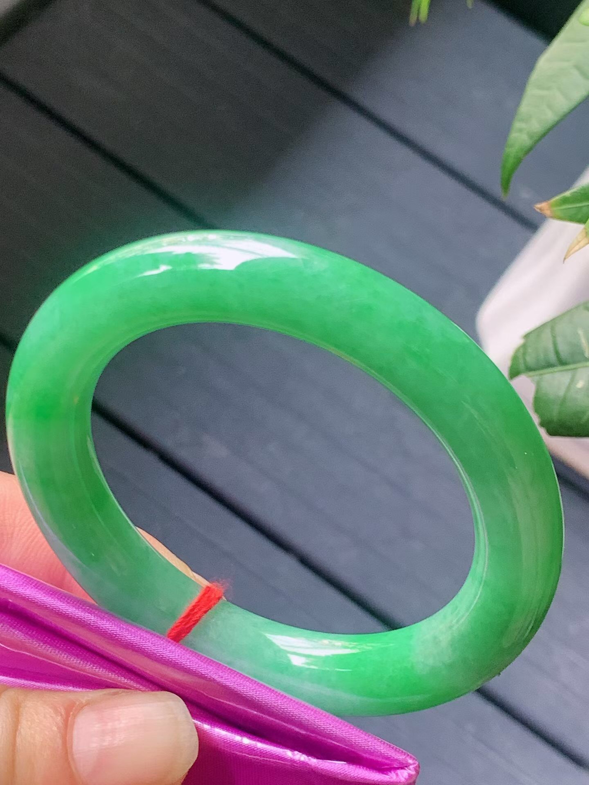 【翡翠名称】老种冰阳绿53.4正圈口圆条手镯
【翡翠尺寸】53.4/11/10.7mm适合53.5-