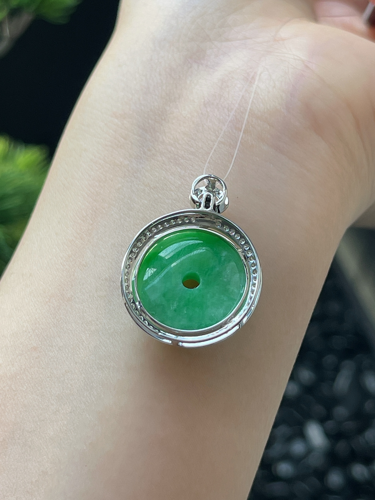 翡翠糯化种绿色平安扣挂件，印记：G18K,伴钻石