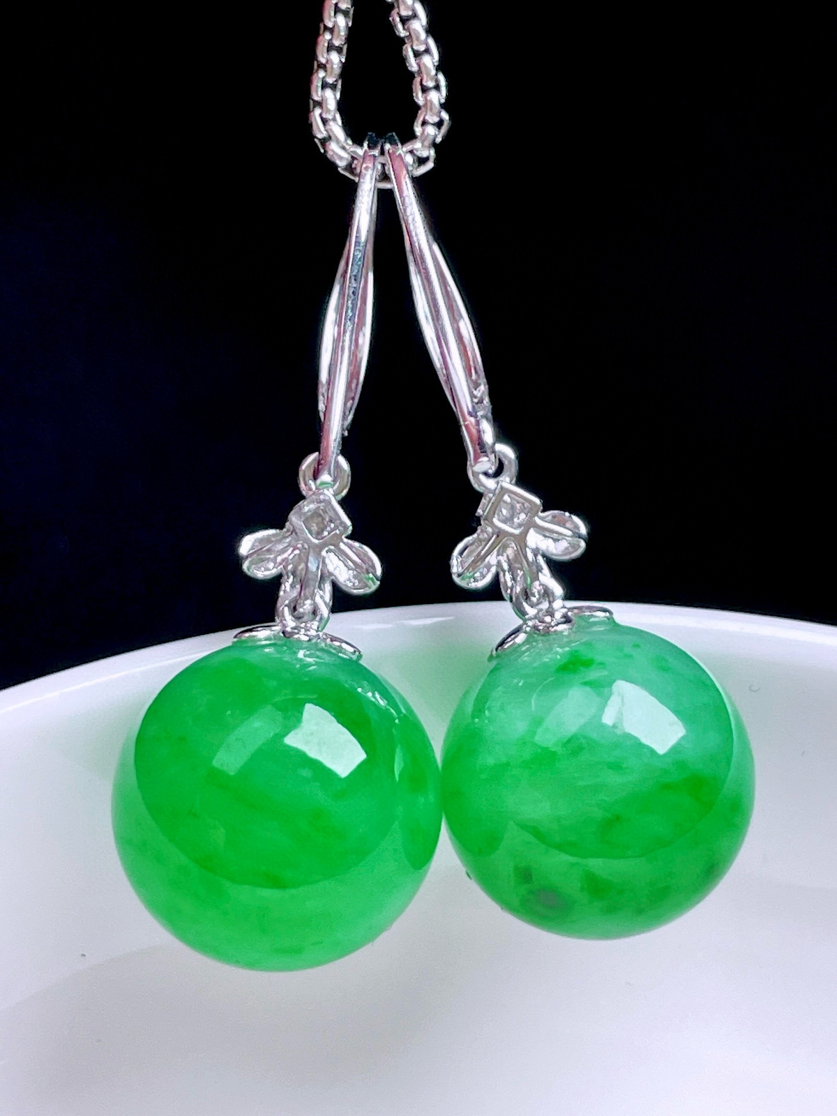 冰阳绿圆珠耳坠 
色泽鲜艳，种老水润，18k金镶嵌
整体：30
裸石：11.7