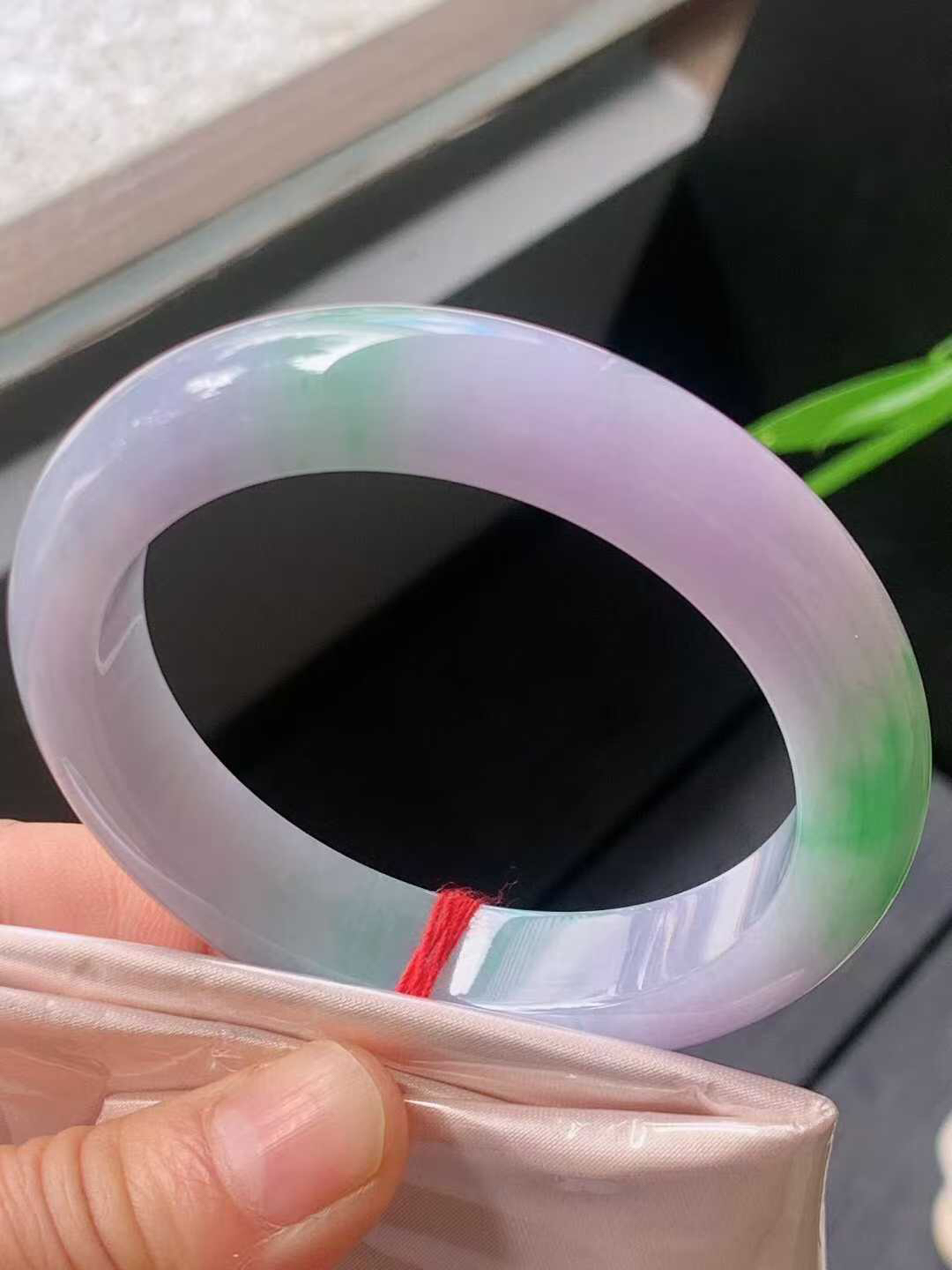 【翡翠名称】老种冰春彩飘绿55.5正圈口手镯
【翡翠尺寸】55.5/12.4/8.5mm适合54.5-57正圈口佩戴
【翡翠描述】宝贝种老水足，玉质细腻，色泽靓丽，性价比高，佩戴效果好！
【其它赠送】权威证书/精美挂绳盒子/支持全国复检