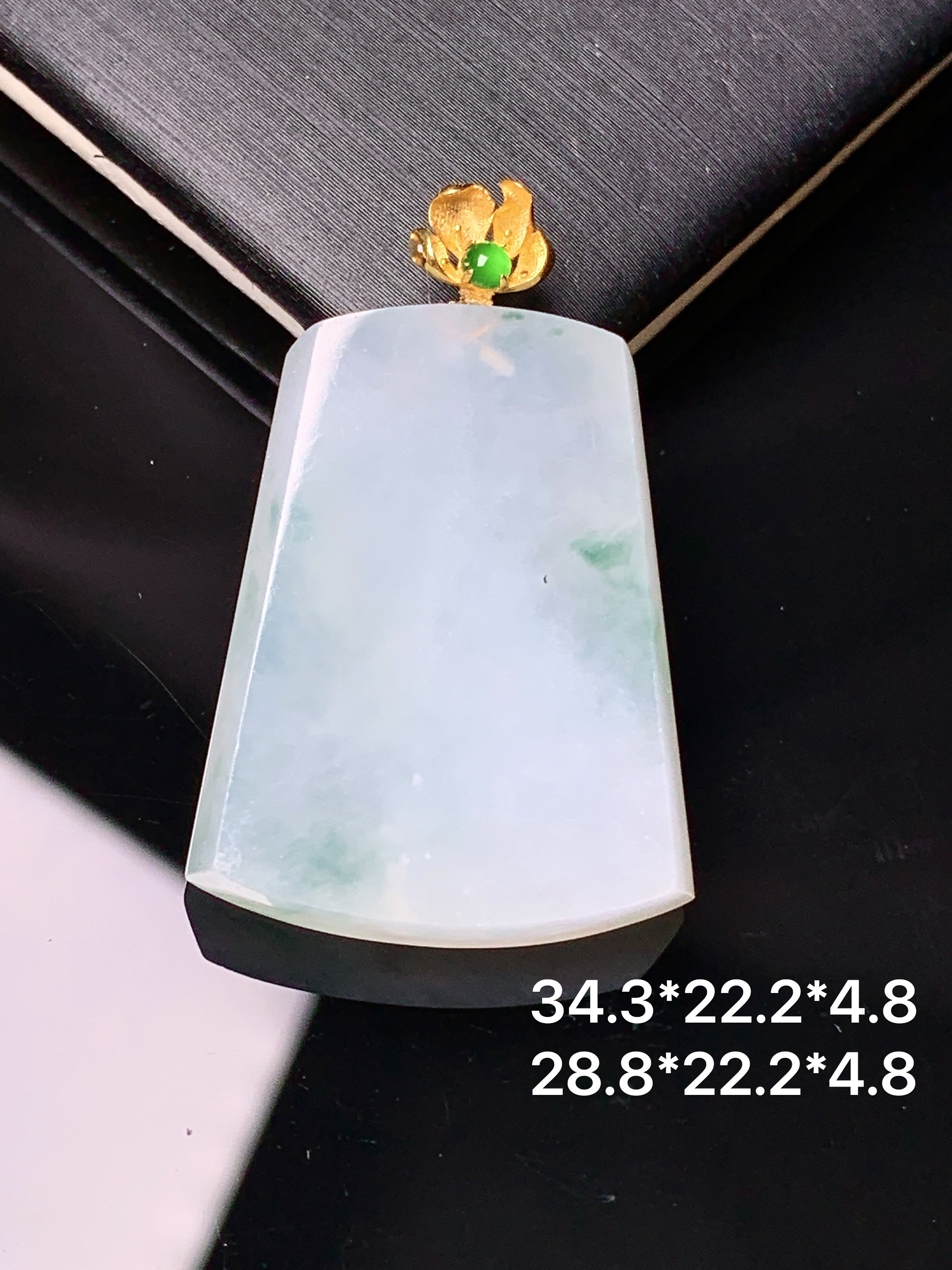 18k金镶嵌冰种飘绿无事牌吊坠 玉质细腻 色泽艳丽清新 水润亮眼 整体尺寸34.3*22.2*4.8c1