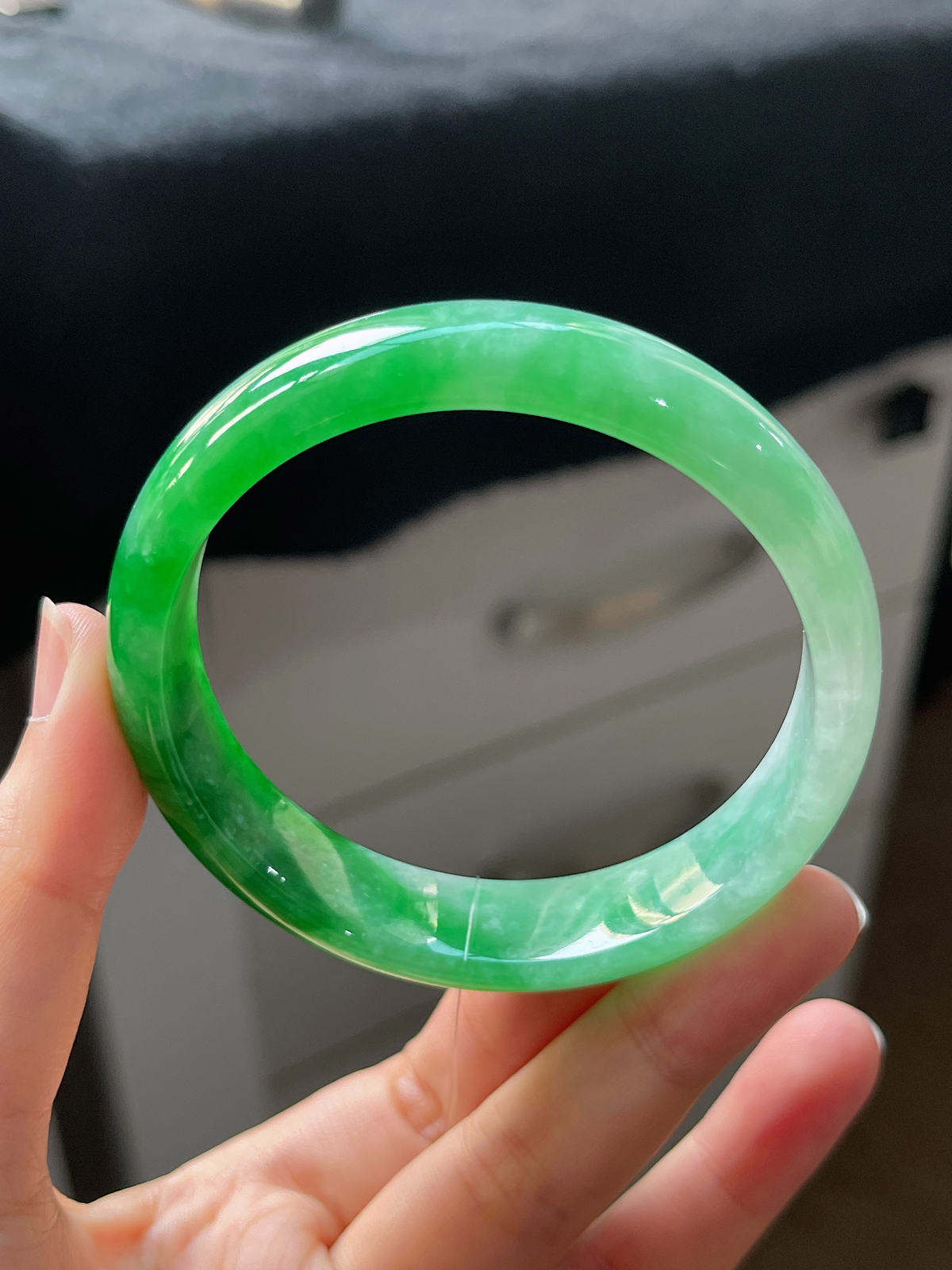 正圈58.4圈口，翡翠糯化种飘绿手镯