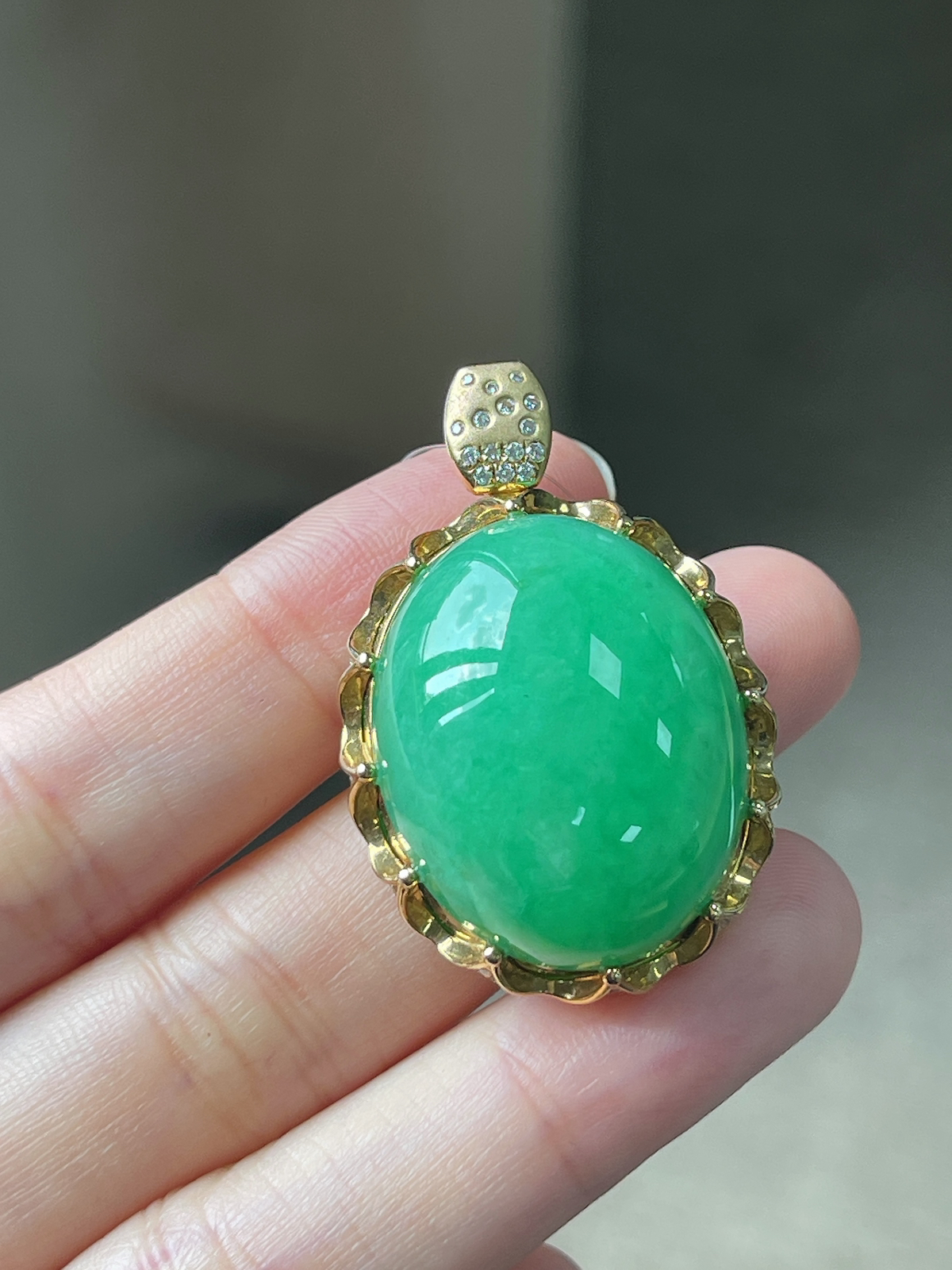 翡翠冰糯种绿色大蛋面吊坠，印记：Au750,伴钻石