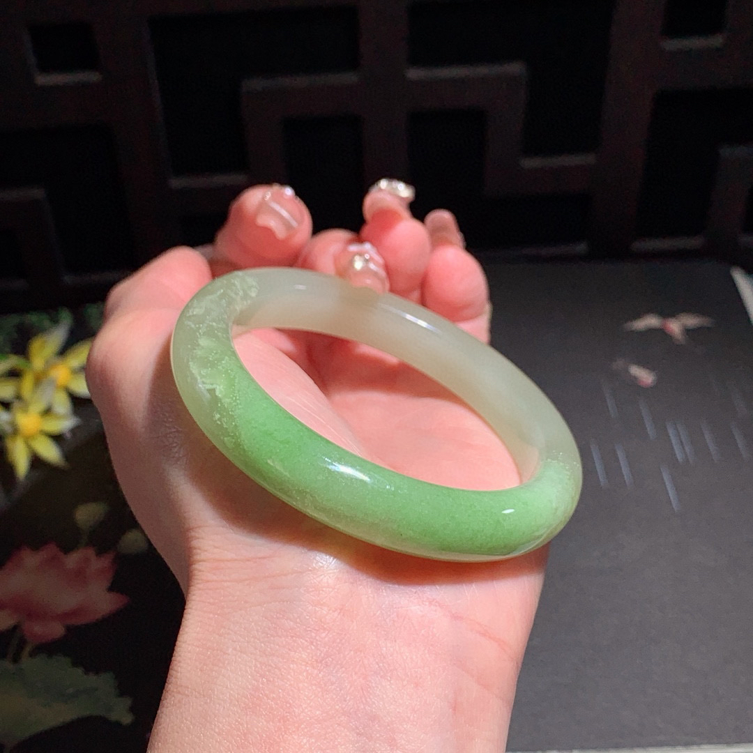 和田玉54.5圈口翠青手镯！玉质细腻油润 底色纯净 无裂无黑 脂粉好，品质高