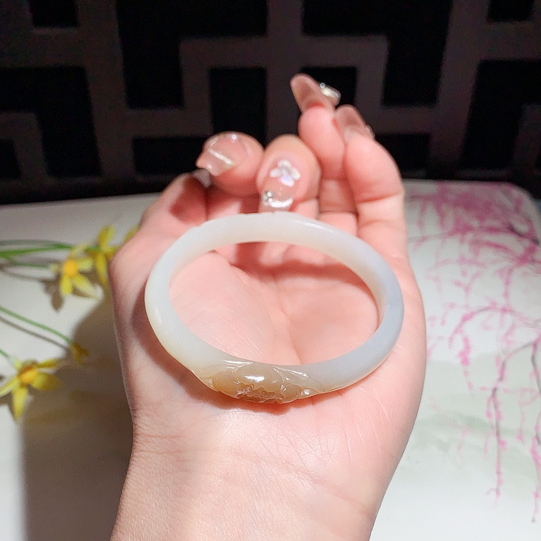 和田玉49圈口且末糖料雕花手镯！贵妃手镯，内径长/宽54/44玉质细腻油润 底色纯净 脂粉好，品质高。