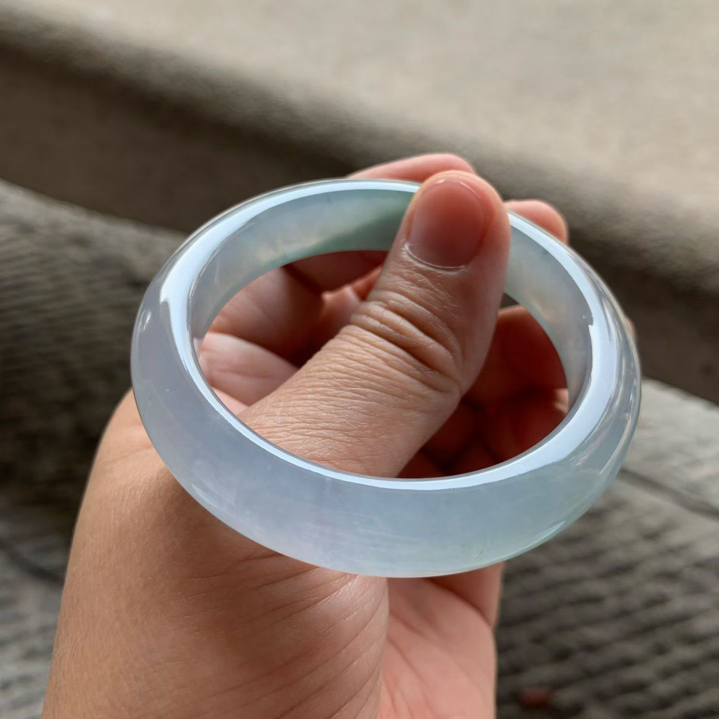 冰紫底飘花正圈手镯尺寸52.8*12*8.5 老坑种水，冰莹透亮，水润光泽，起光起胶，紫色柔和，一抹花色点缀，不张扬却有层次，上手低调显贵！