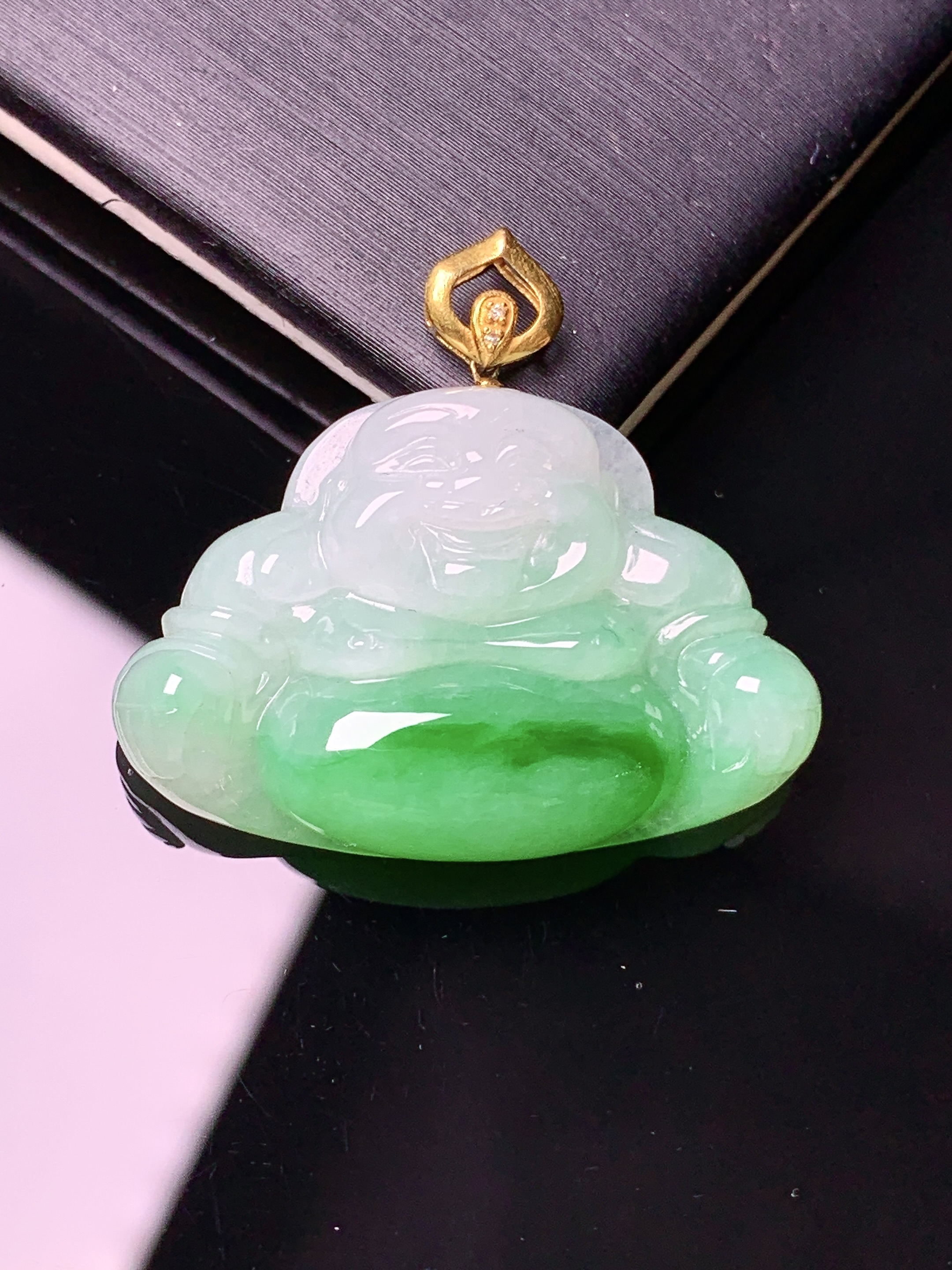 18k金镶嵌飘绿佛公吊坠 玉质细腻 色泽艳丽清新 水润亮眼 整体尺寸27*29.6*5.6m1