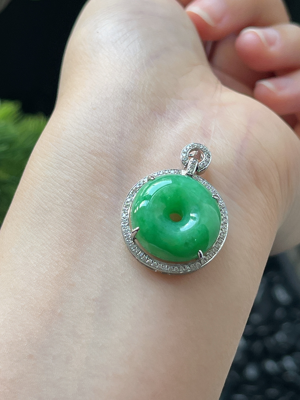 翡翠糯化种绿色平安扣挂件，印记：G18K,伴钻石
