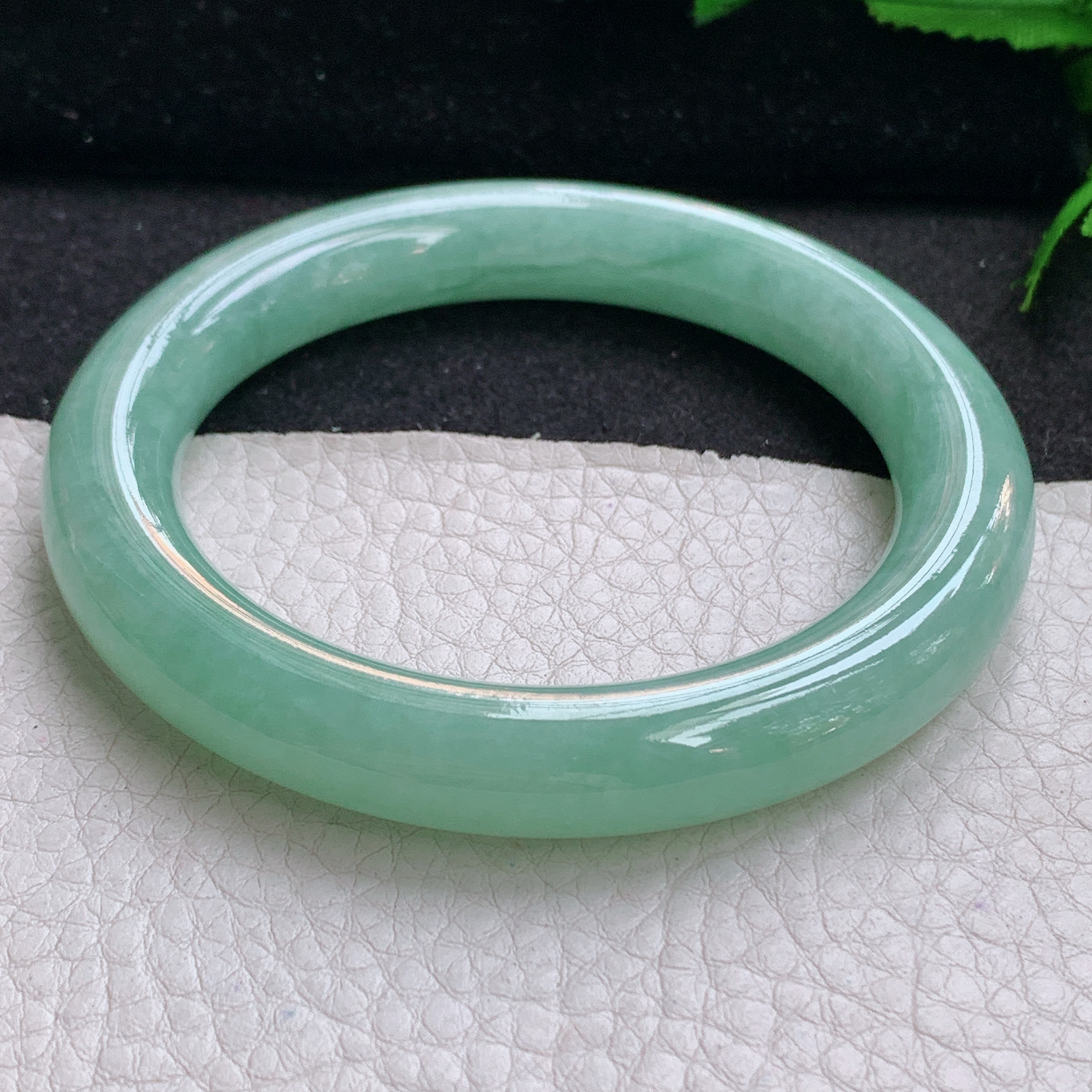 n实拍56.5*10.5美人镯 天然缅甸翡翠A货手镯水润甜绿圆条玉手环