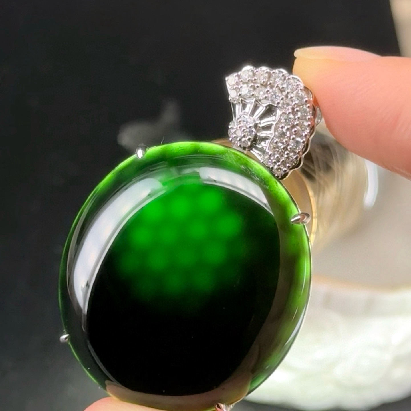 精品满钻墨翠蛋面 简约大气 打灯通透 油性十足 尺寸45.3