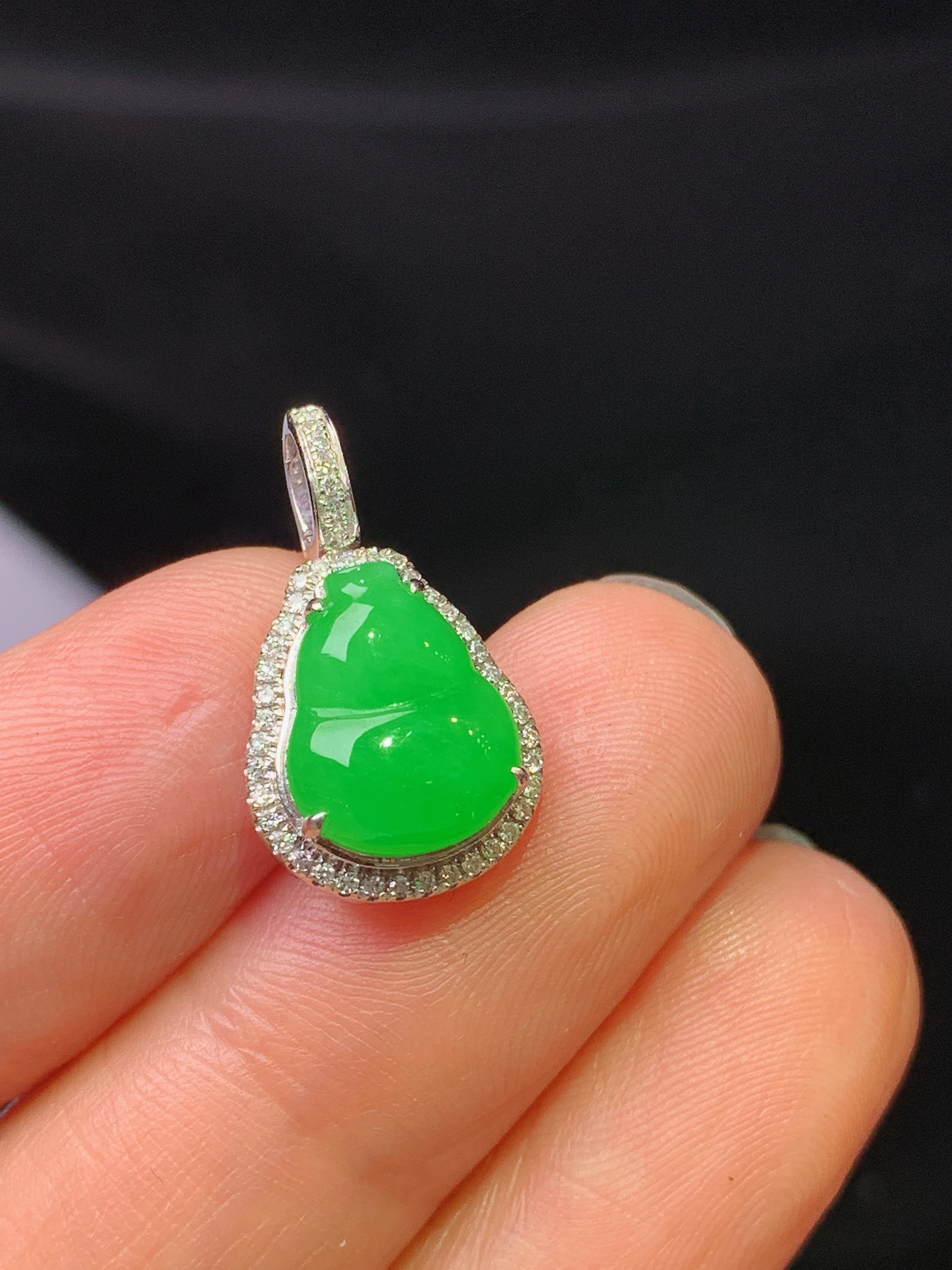 18k金钻镶嵌翠绿葫芦吊坠 玉质细腻 色泽艳丽清新 水润亮眼 整体尺寸19*11*6.5x4