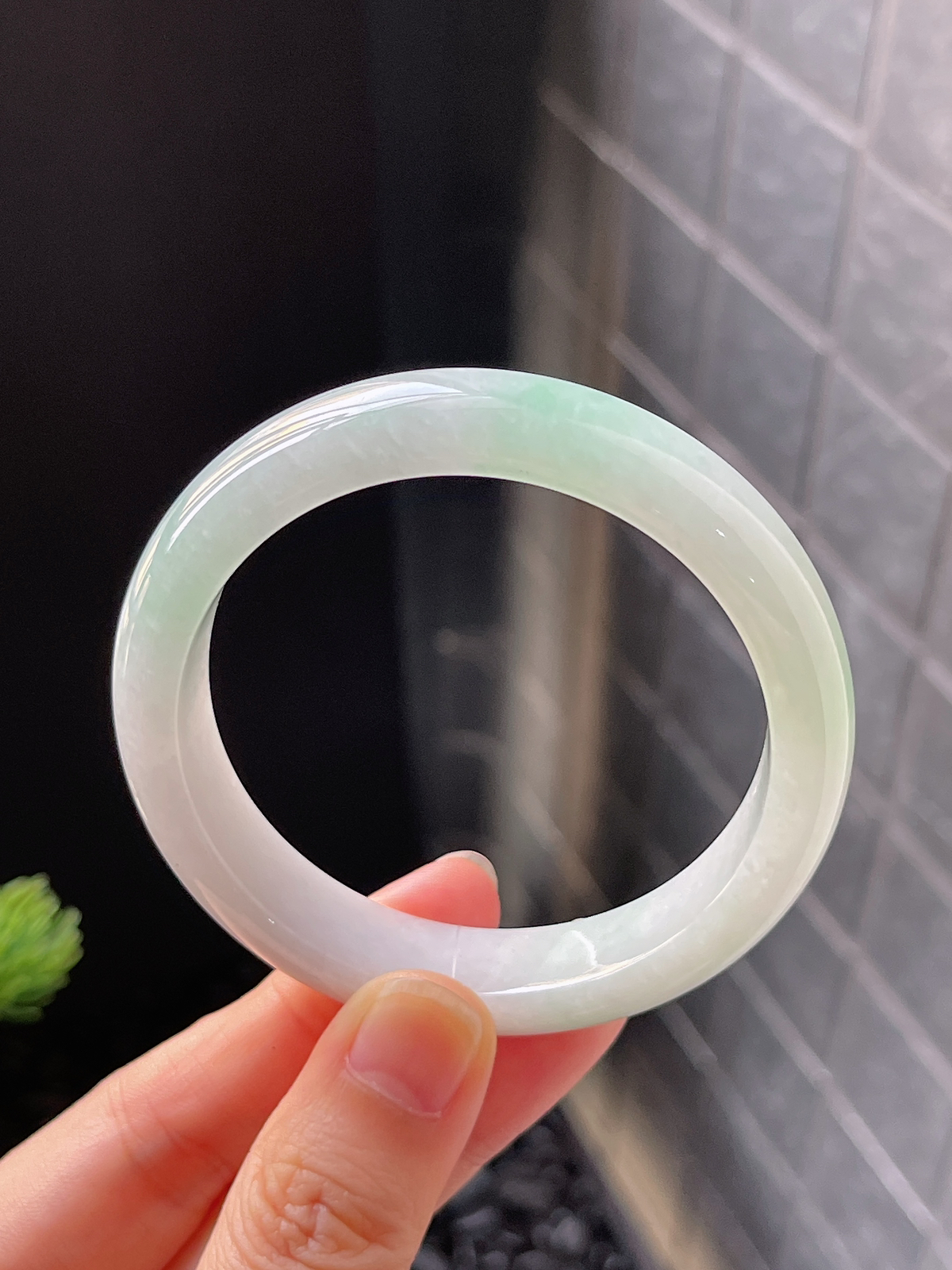 正圈51.9圈口，翡翠糯化种飘绿手镯