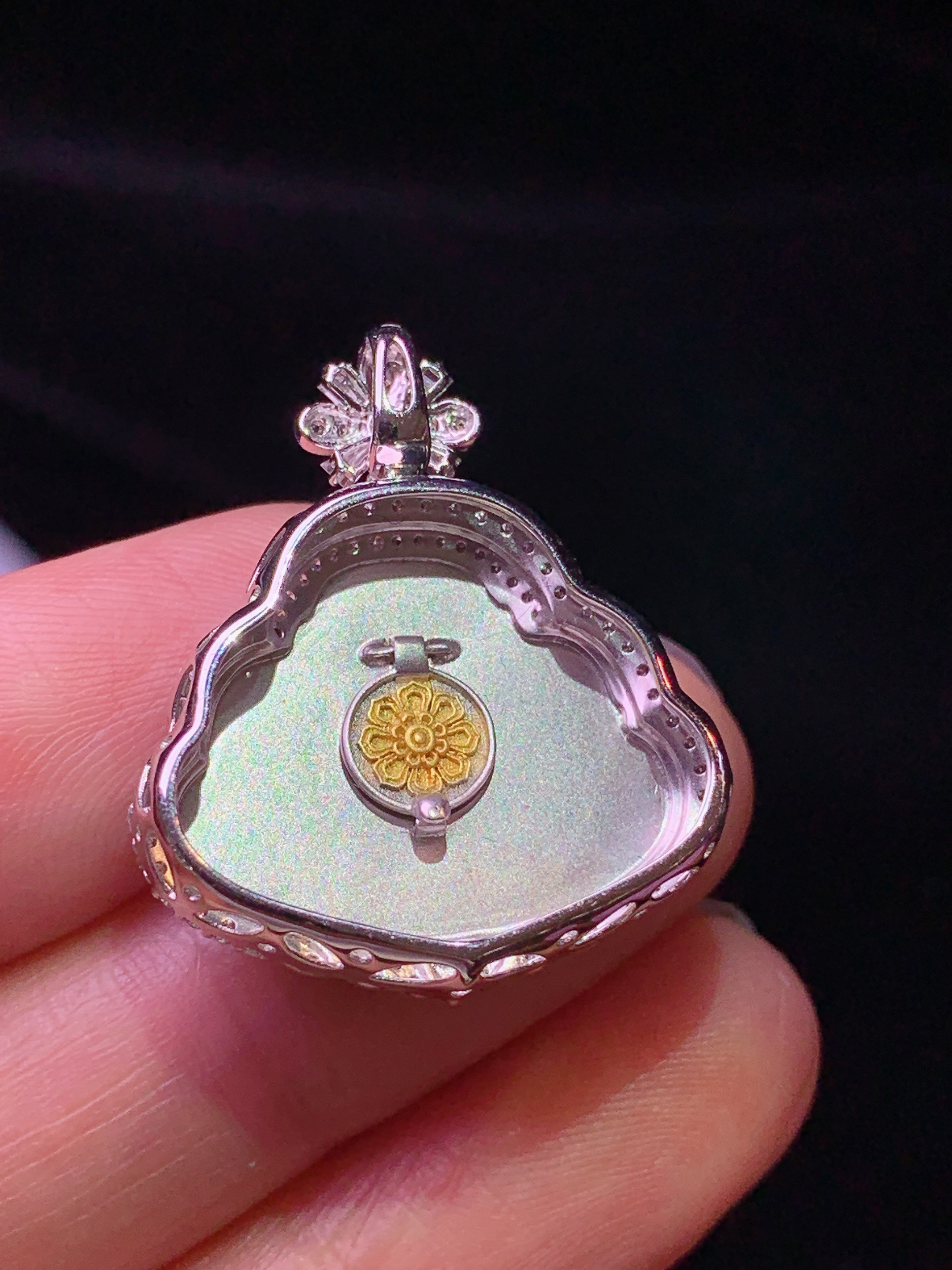 18k金钻镶嵌翠绿佛公吊坠 玉质细腻 色泽艳丽清新 水润亮眼 整体尺寸27*23*7.8x4