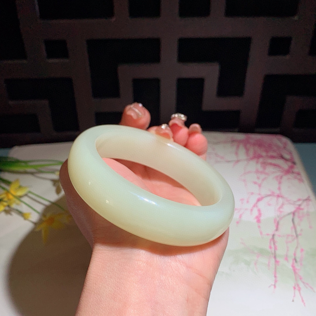 和田玉61圈口黄口料宽版手镯！玉质细腻油润 底色纯净 无裂无杂 脂粉好，品质高。