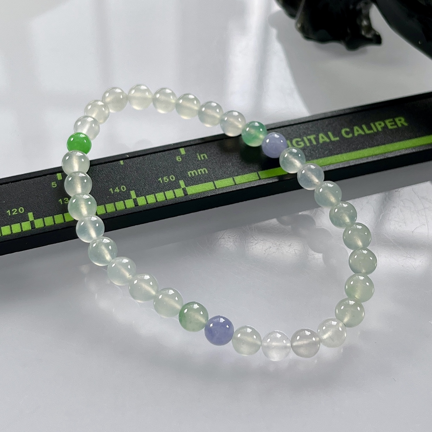 缅甸天然翡翠A货，卡5.3高冰种起光起胶马卡龙圆珠手串手链，尺寸：5.3mm/33颗，重量：8.73