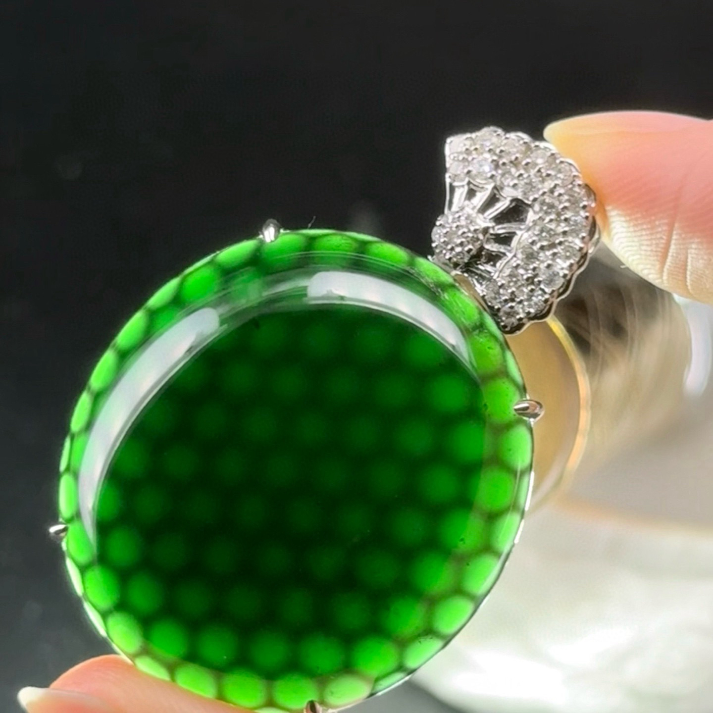 精品满钻墨翠蛋面 简约大气 打灯通透 油性十足 尺寸45.3