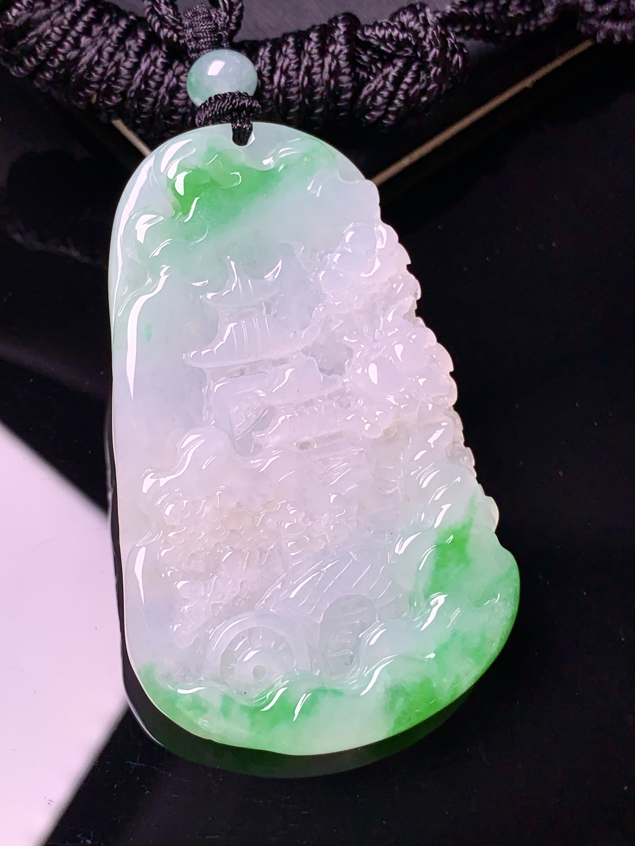 飘绿山水牌子吊坠 玉质细腻 色泽艳丽清新 水润亮眼 整体尺寸57.8*35.2*6.5w1