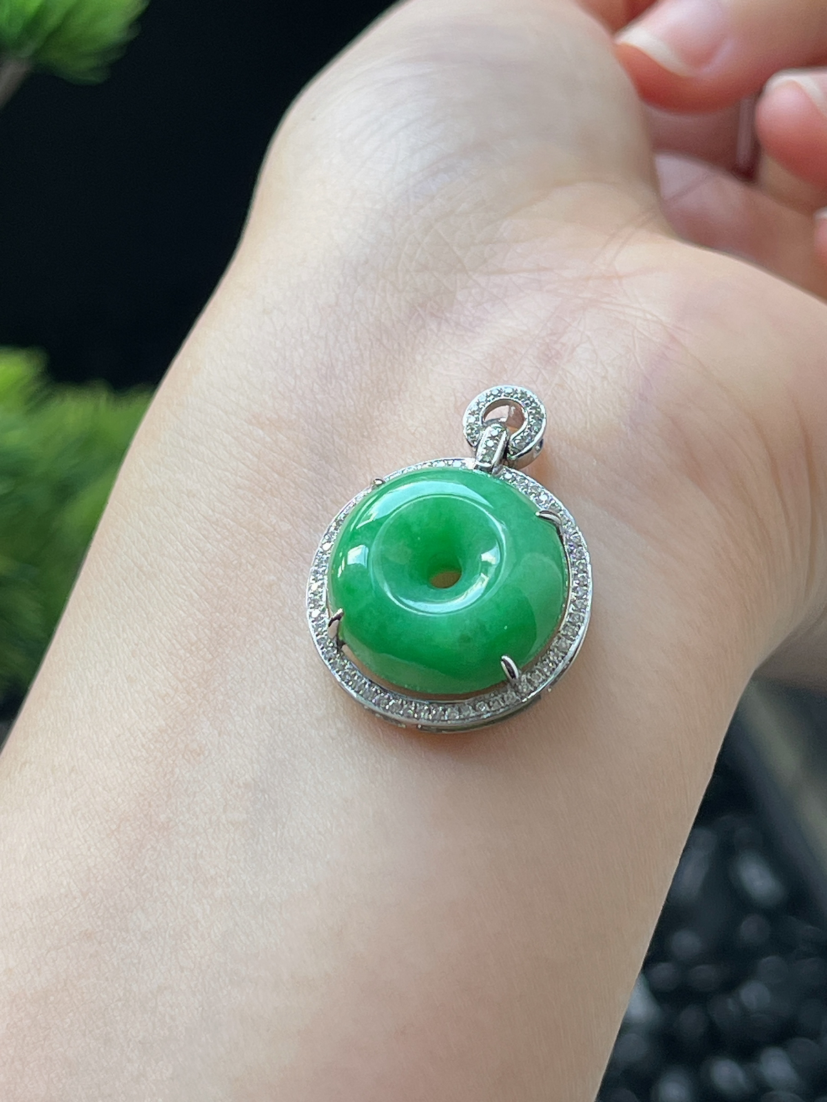 翡翠糯化种绿色平安扣挂件，印记：G18K,伴钻石