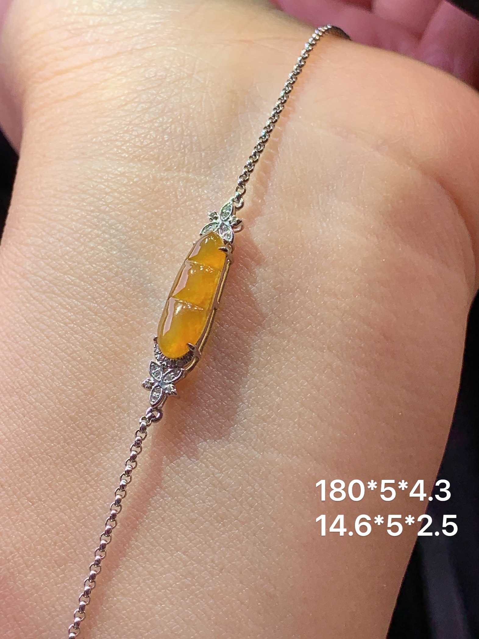 18k金钻镶嵌黄翡四季豆手链 玉质细腻 色泽艳丽清新 水润亮眼 整体尺寸180*5*4.3y4