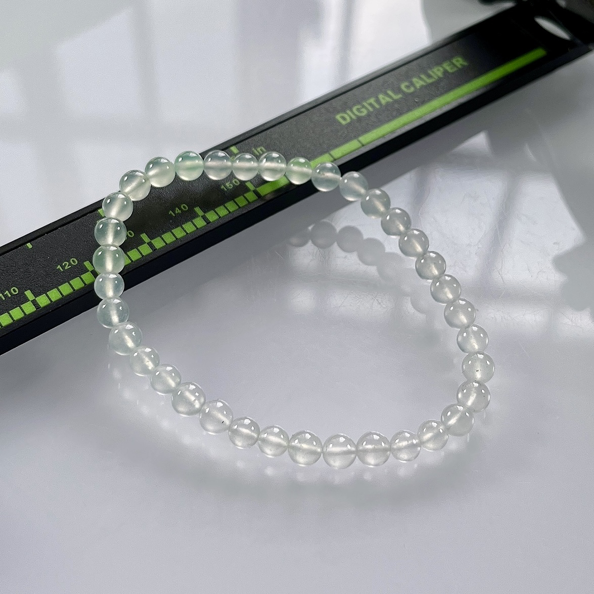 缅甸天然翡翠A货，卡4.8玻璃种起光起胶圆珠手串手链，尺寸：4.8mm/36颗，重量：6.90g