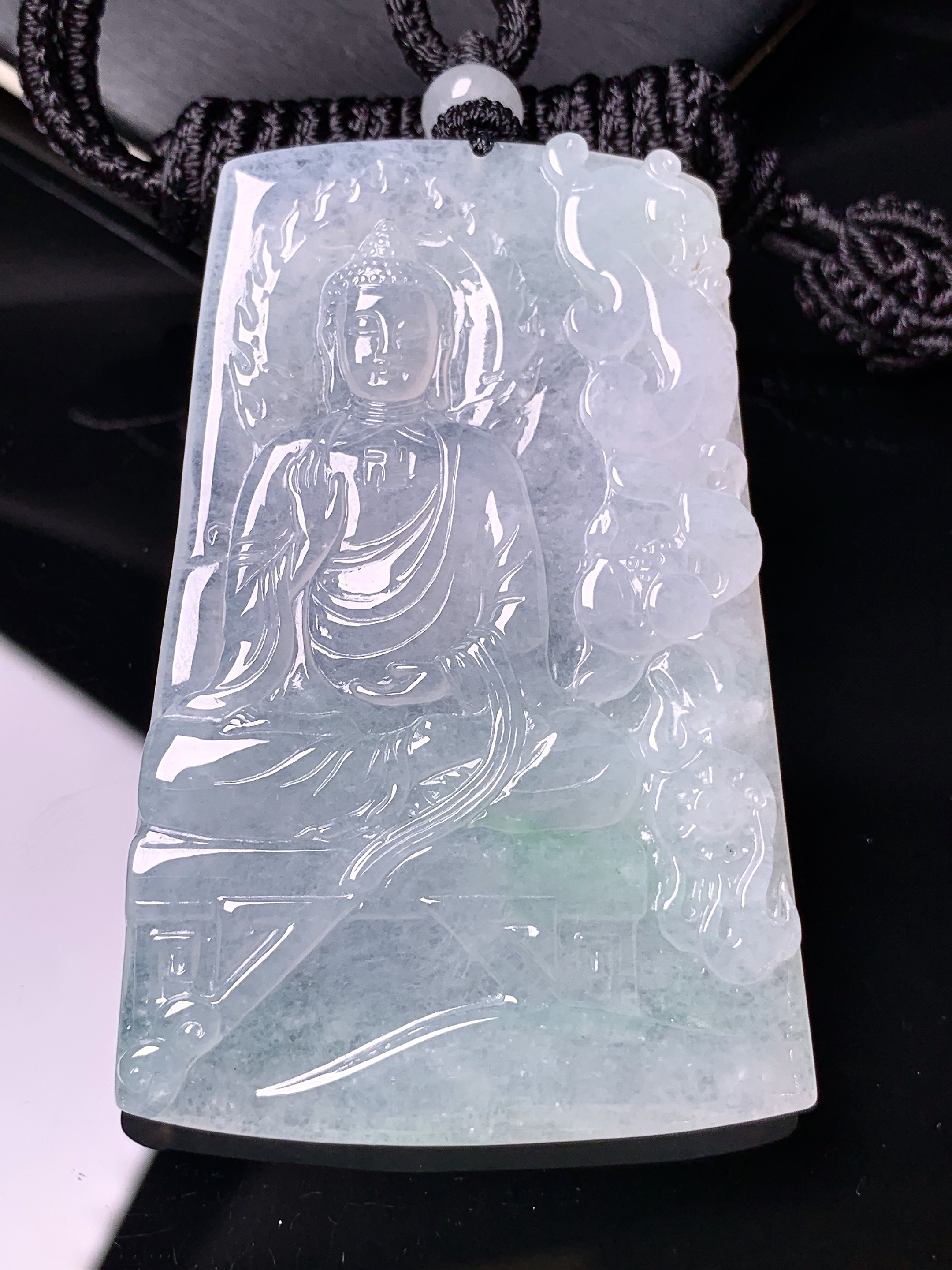 冰种飘绿大日如来佛祖吊坠 玉质细腻 色泽艳丽清新 水润亮眼 整体尺寸62.2*40.6*5.5L1