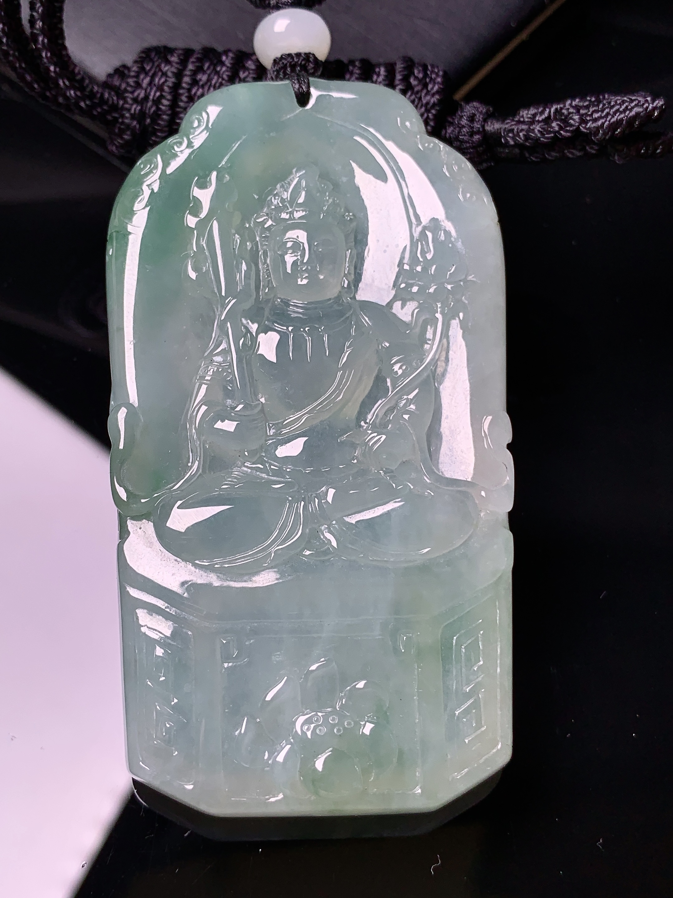 冰种飘绿观音菩萨吊坠 玉质细腻 色泽艳丽清新 水润亮眼 整体尺寸70*38.5*6.8L1