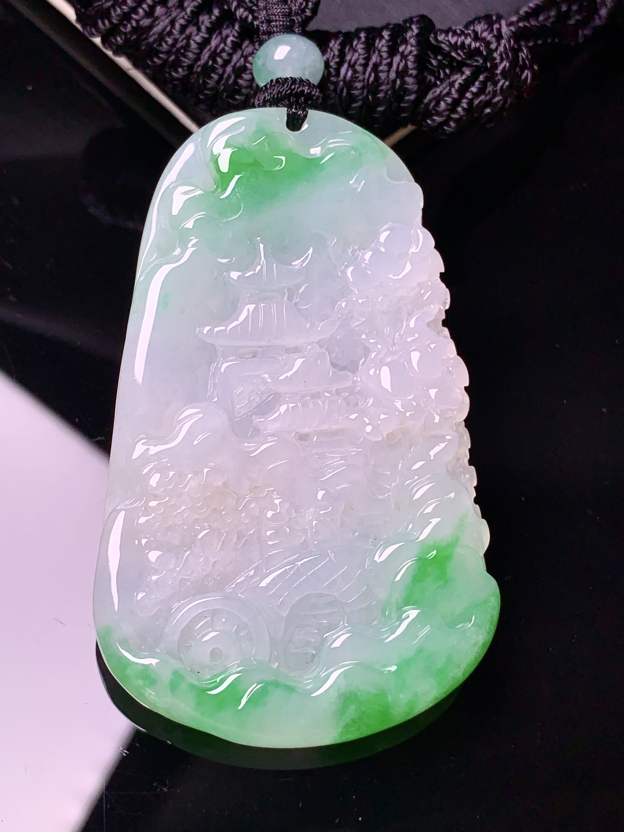 飘绿山水牌子吊坠 玉质细腻 色泽艳丽清新 水润亮眼 整体尺寸57.8*35.2*6.5w1