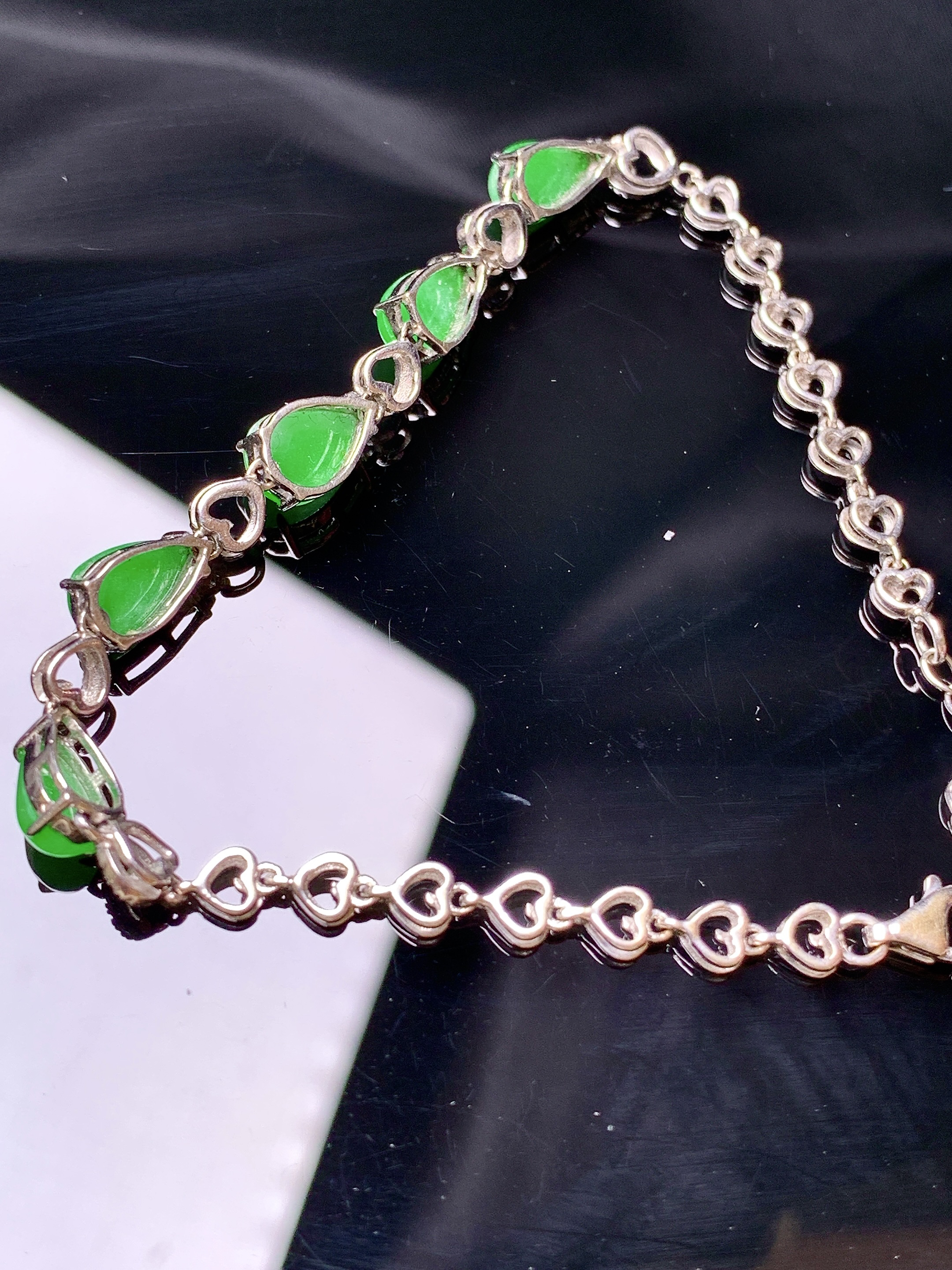 18k金钻镶嵌翠绿水滴吊坠 玉质细腻 色泽艳丽清新 水润亮眼 整体尺寸170*5.7*4.5w1