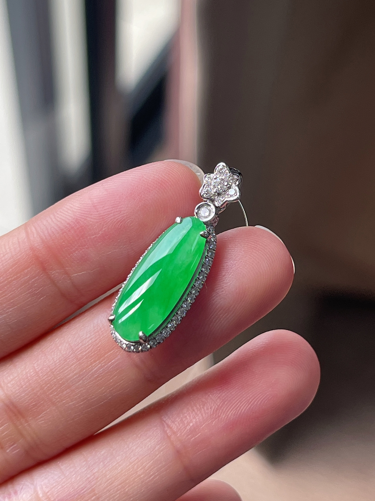 翡翠冰糯种绿色福瓜挂件，印记：Au750,伴钻石