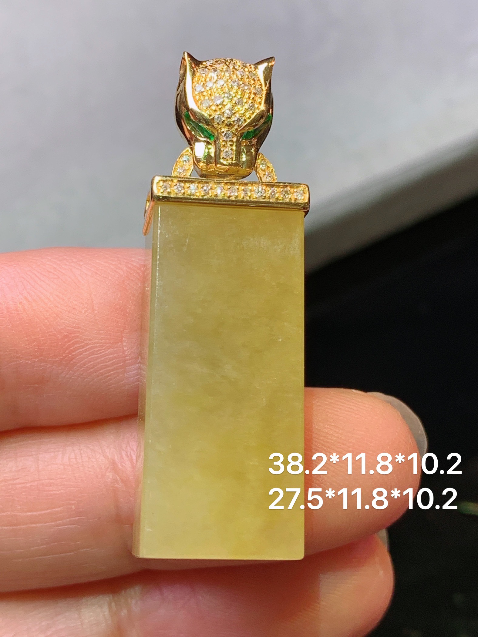 18k金钻镶嵌黄翡无事牌吊坠 玉质细腻 色泽艳丽清新 水润亮眼 整体尺寸38.2*11.8*10.2b1