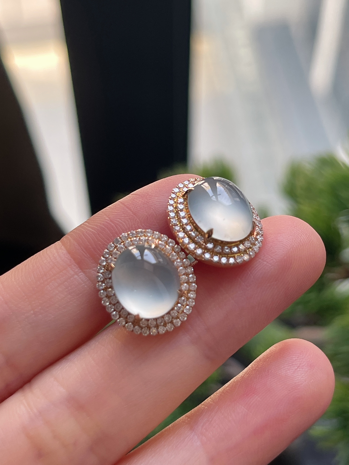 翡翠白冰耳钉，印记：G18K,伴钻石