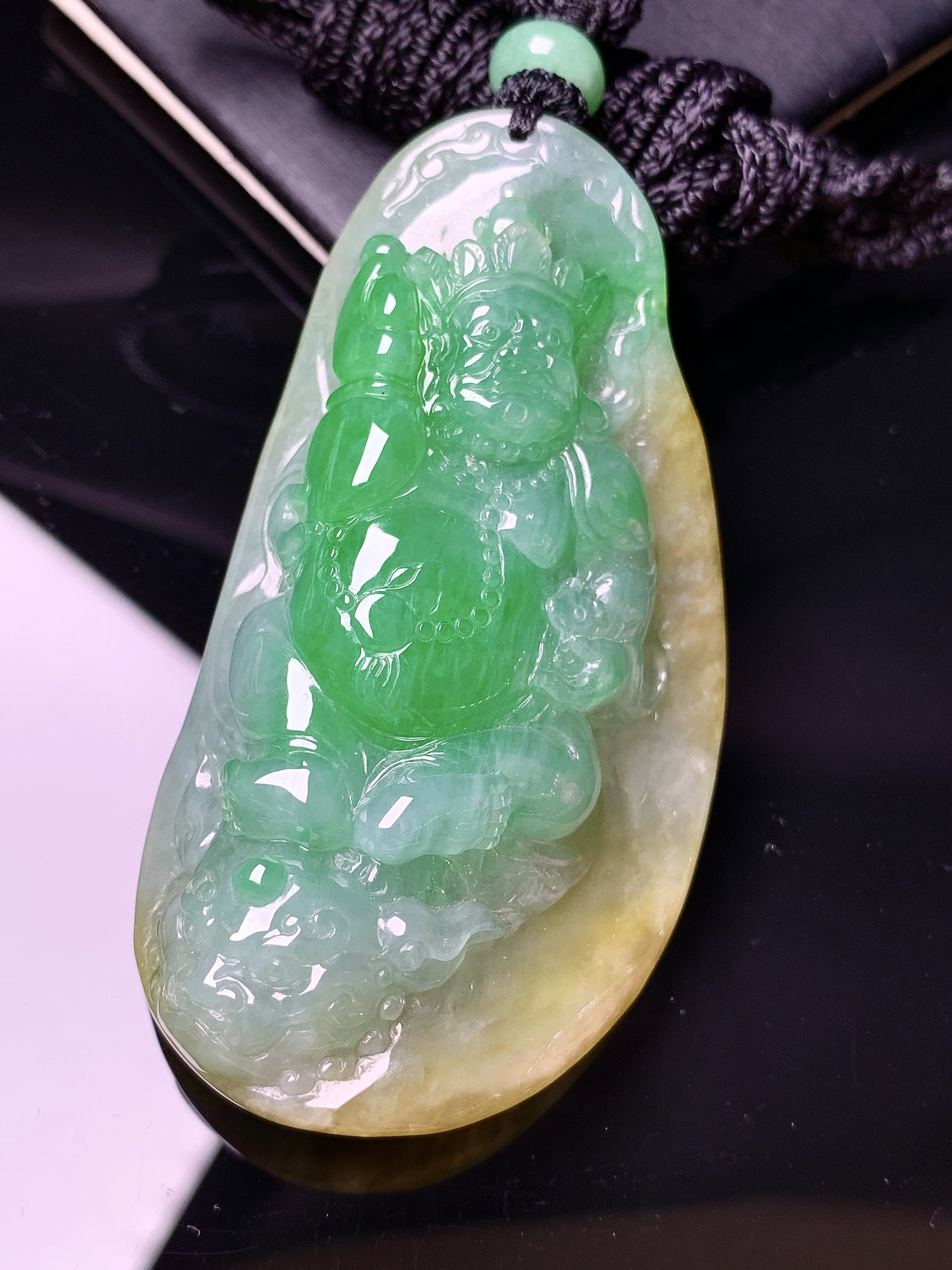 黄绿黄财神吊坠 玉质细腻 色泽艳丽清新 水润亮眼 整体尺寸63.8*33.2*15.8L