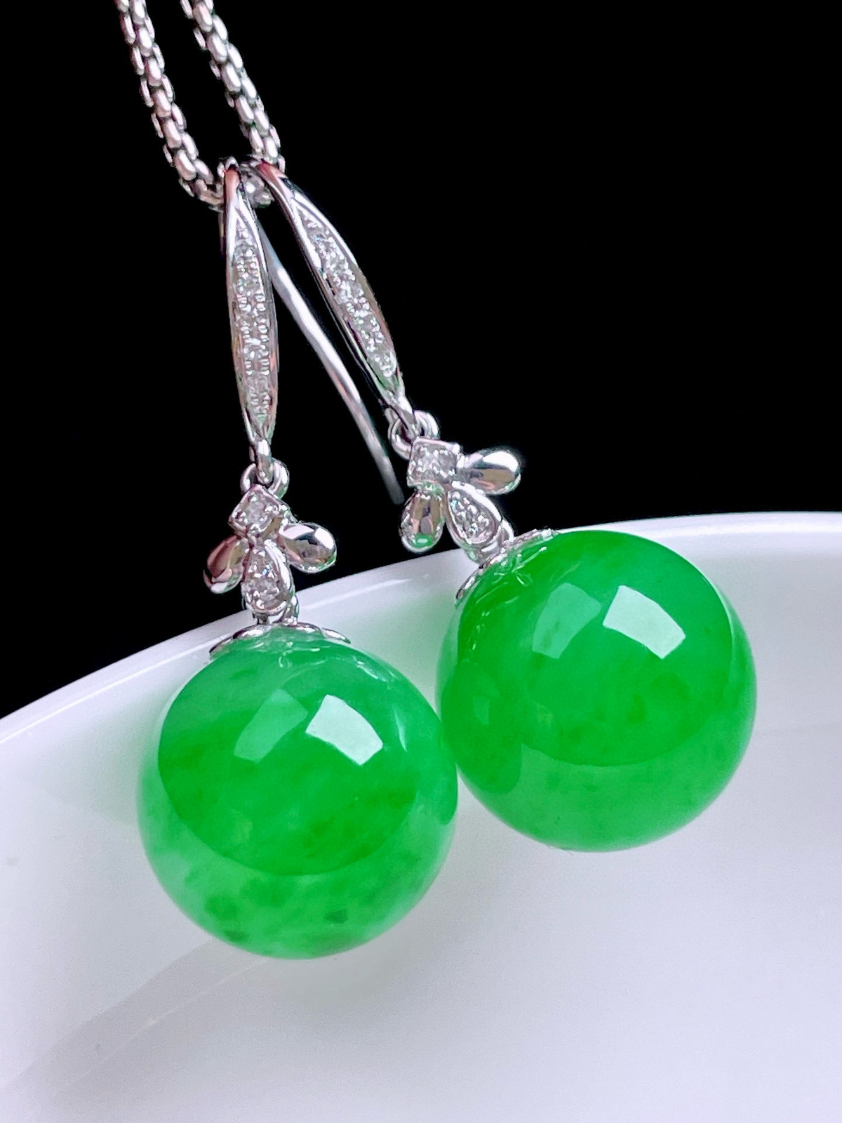 冰阳绿圆珠耳坠 
色泽鲜艳，种老水润，18k金镶嵌
整体：30
裸石：11.7