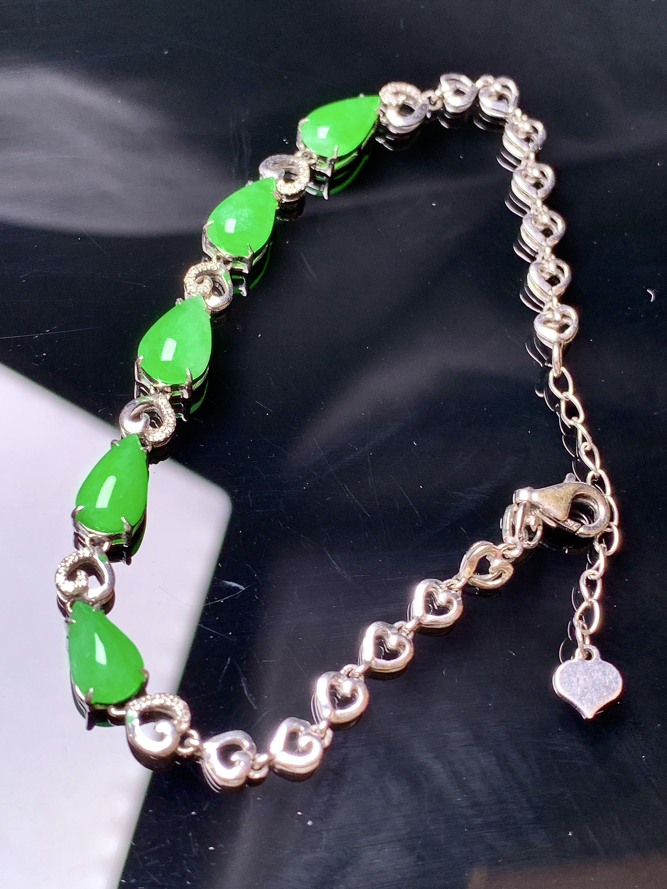 18k金钻镶嵌翠绿水滴吊坠 玉质细腻 色泽艳丽清新 水润亮眼 整体尺寸170*5.7*4.5w1