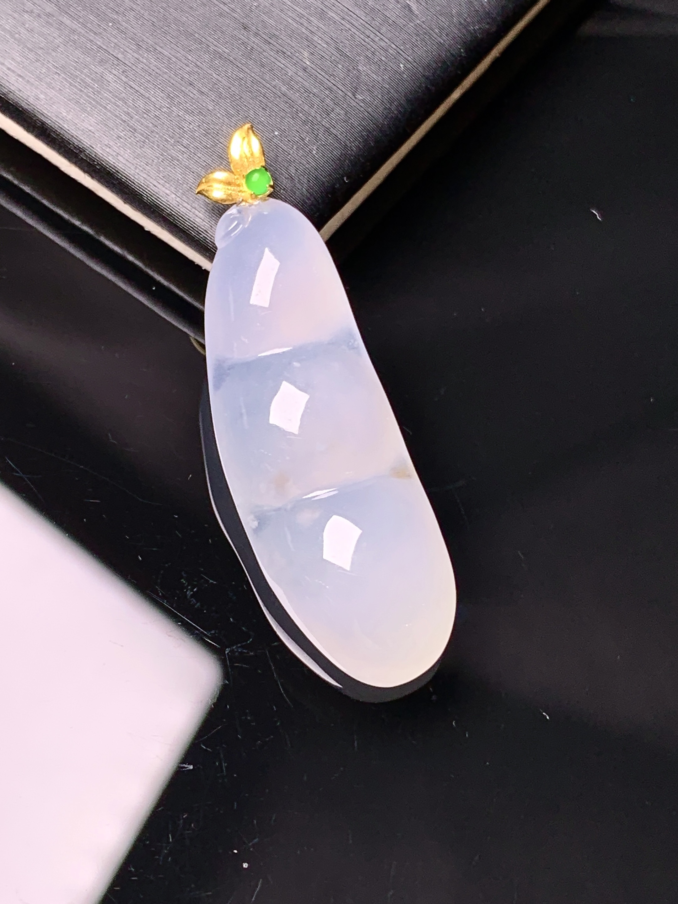 18k金镶嵌冰种四季豆吊坠 玉质细腻 色泽艳丽清新 水润亮眼 整体尺寸36.6*11*6.5c1