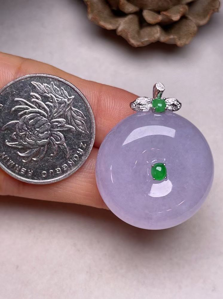 冰糯种淡紫罗兰平安扣吊坠、真金真钻镶嵌，种水好，玉质细腻 .裸石尺寸26.5